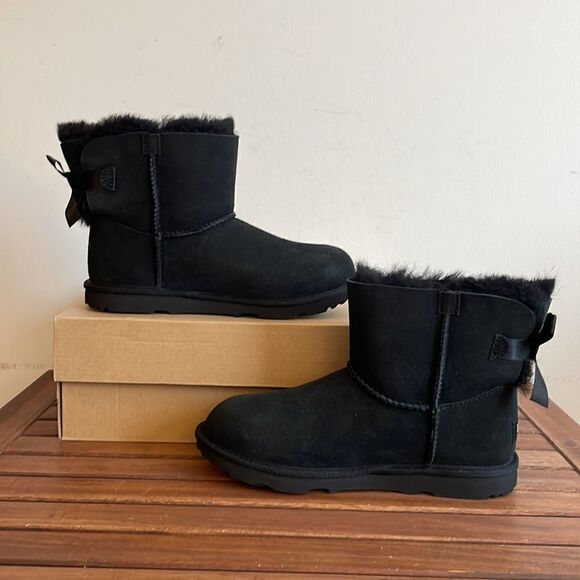 UGG Kids' Mini Bailey Bow II Boots Black USA Big Kid Size 5Y/UK 4/EU 37 - Picture 4 of 13